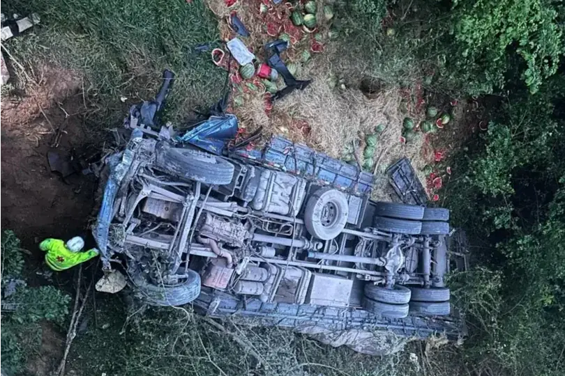 Caminhão cai em ponte do rio Turvo e motorista fica preso em Icém