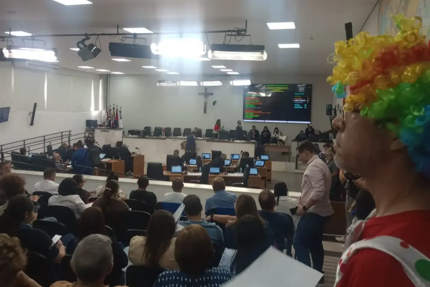 Fantasiado de palhaço, morador protesta contra o aumento do IPTU em Rio Preto (Vinicius Marques 25/9/2025)