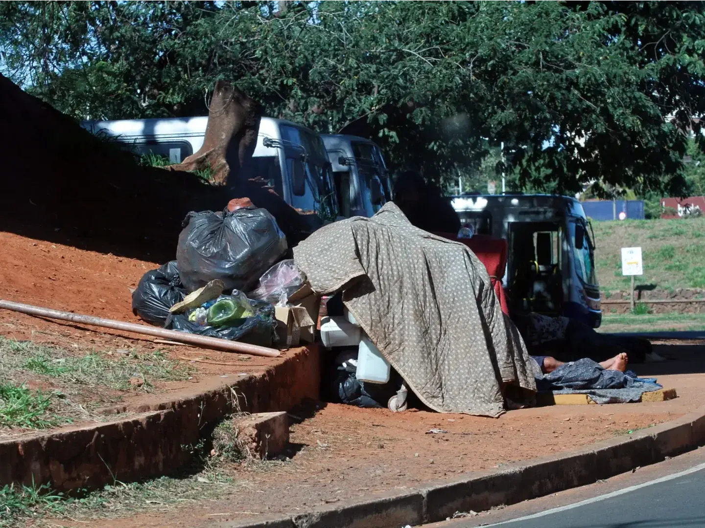 Barraca de moradores em situação de rua ao lado do viaduto Abreu Sodré, na região central de Rio Preto (Edvaldo Santos 30/7/2025)