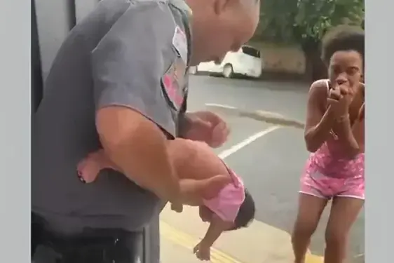 Policiais salvam bebê de 16 dias engasgada com leite em Rio Preto