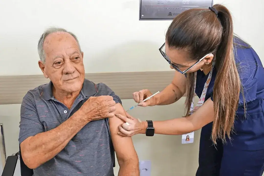 Aposentado Paulo Roberto Pietro, um dos primeiros a tomar a vacina (Marcos Morelli/Prefeitura)