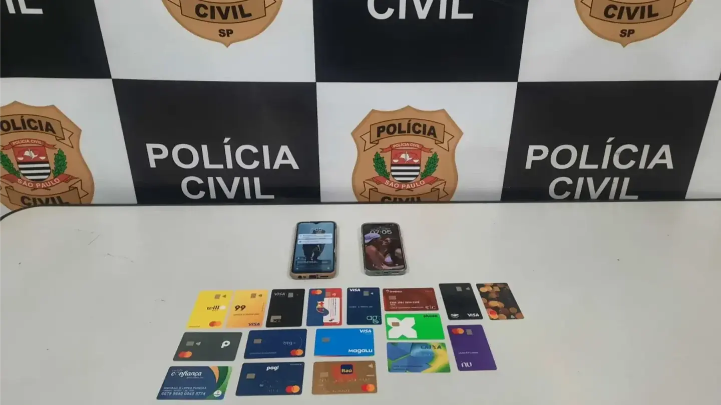Aparelhos celulares e cartões bancários apreendidos (Polícia Civil)