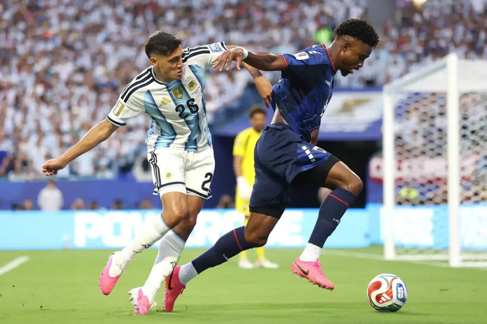 Argentina sofreu para encontrar caminhos na defesa cabo-verdiana (Divulgação/Fifa)