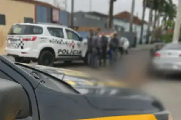 Perseguição a carro roubado termina com colisão contra muro em Ubarana (Divulgação / PRF)
