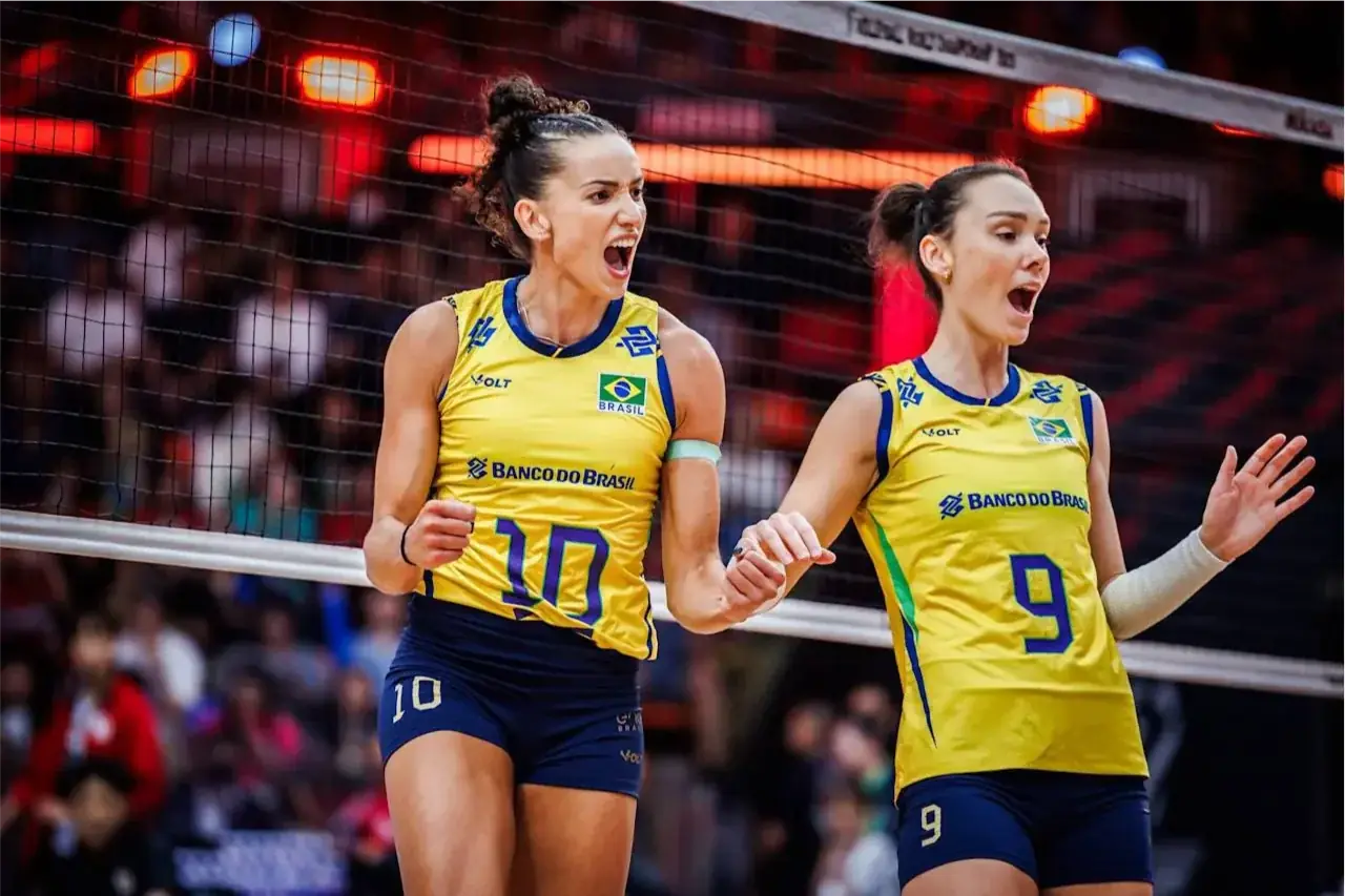 Gabi e Roberta comemoram ponto contra o Japão (Divulgação/FIVB)