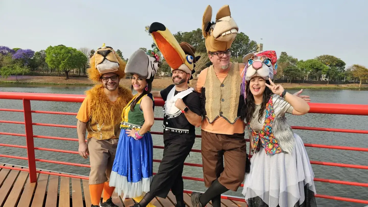 Felipe Naves (Leão), Neiva Ribeiro (Arara), Douglas Sendem (Tucano), Thaís Sichin (Gata) e Samuel Moret (Burro) animam a criançada na Turnê do bem (Mimi Moret/Divulgação)