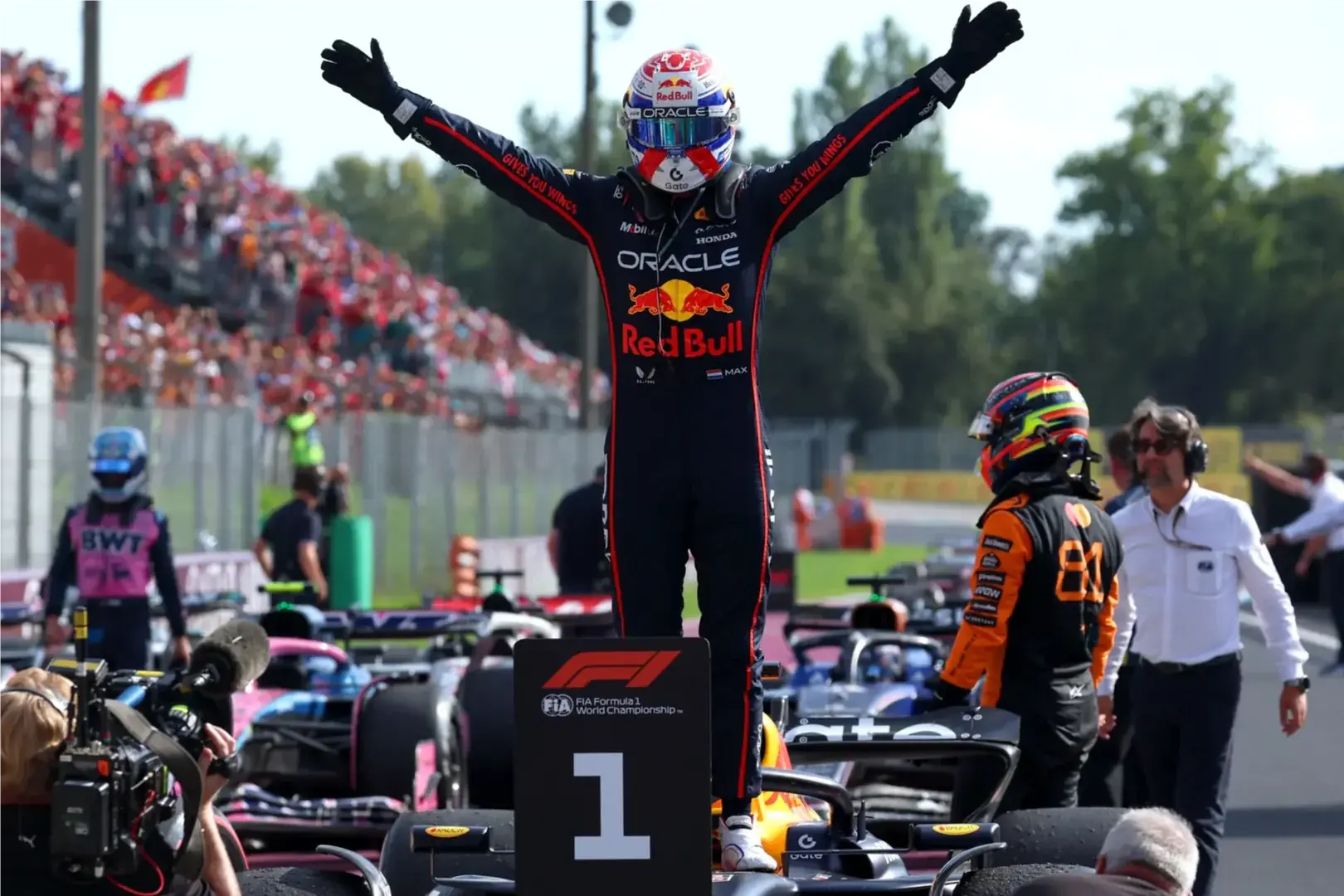 Max Verstappen celebra vitória no GP da Itália, em Monza (Mark Thompson/Getty Images/Red Bull Content Pool)