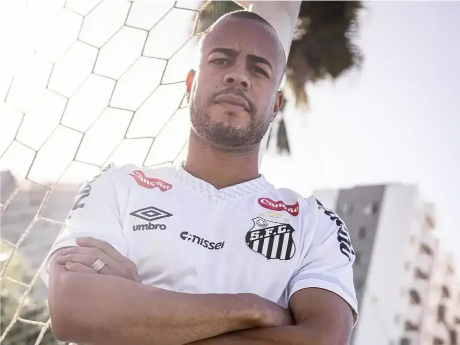 Lateral Mayke assinou contrato até dezembro de 2027 (Divulgação/Santos)