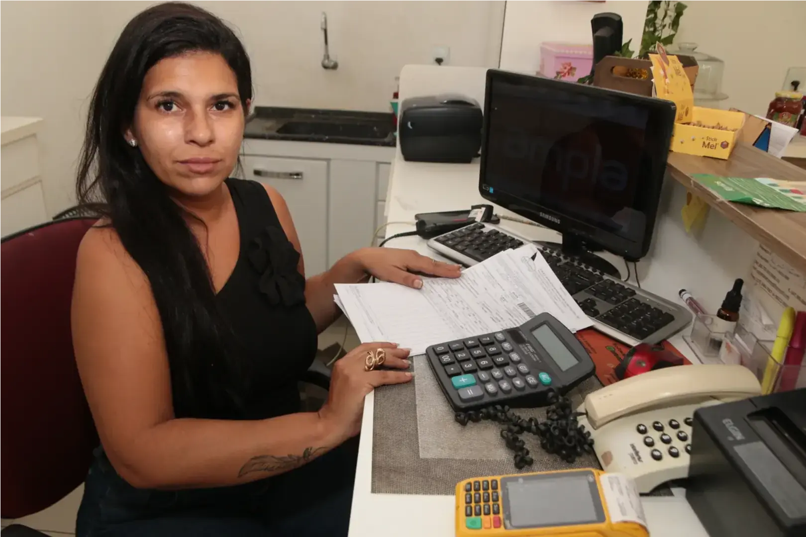 A lojista Adriana Marques Soares convive com taquicardia diante da pressão para fechar as contas do mês (Edvaldo Santos 10/04/2026)