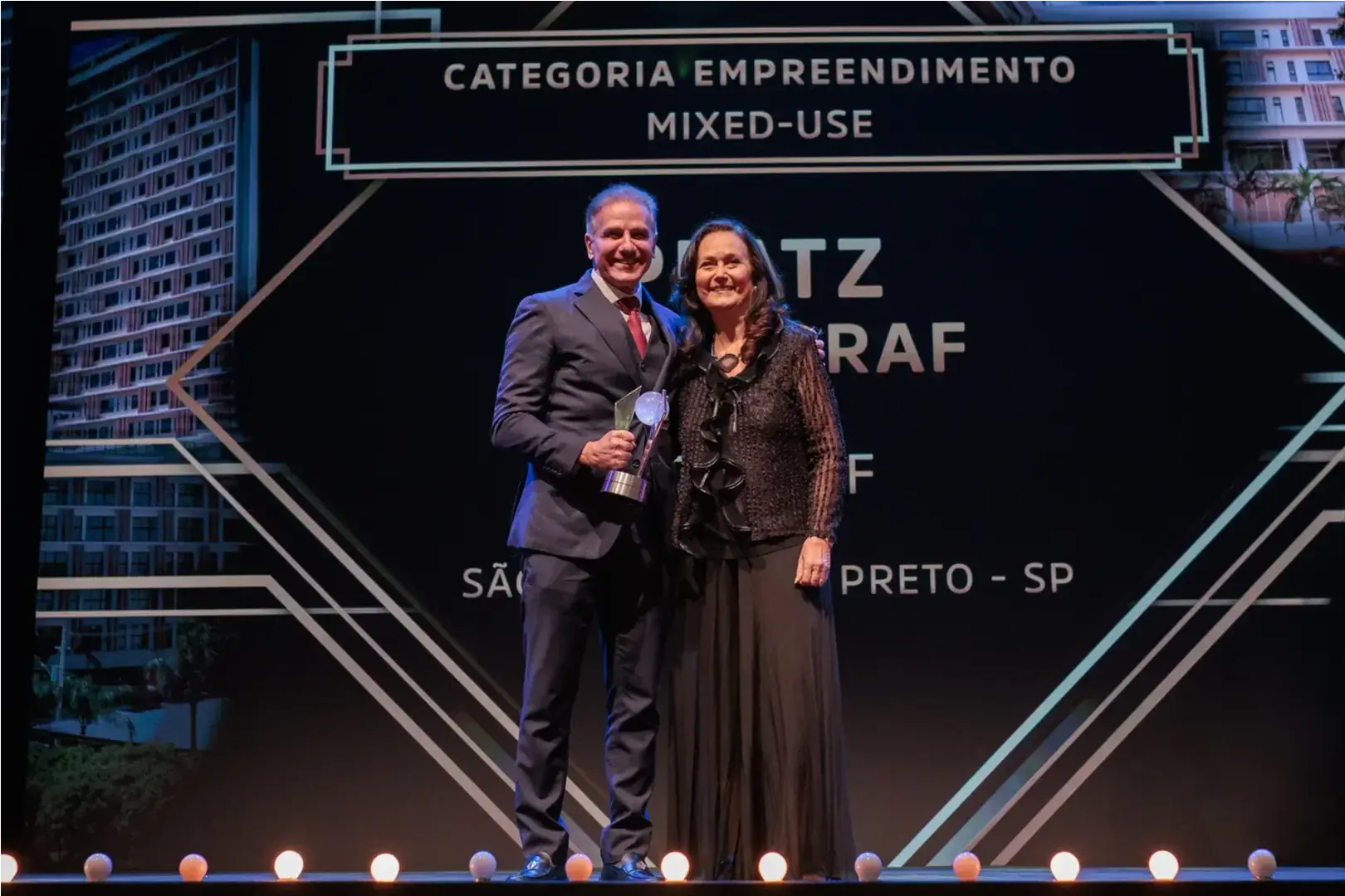 Olavo Tarraf recebe o prêmio das mãos de Heloisa Proença, conselheira do CONDEPHAAT (Divulgação)
