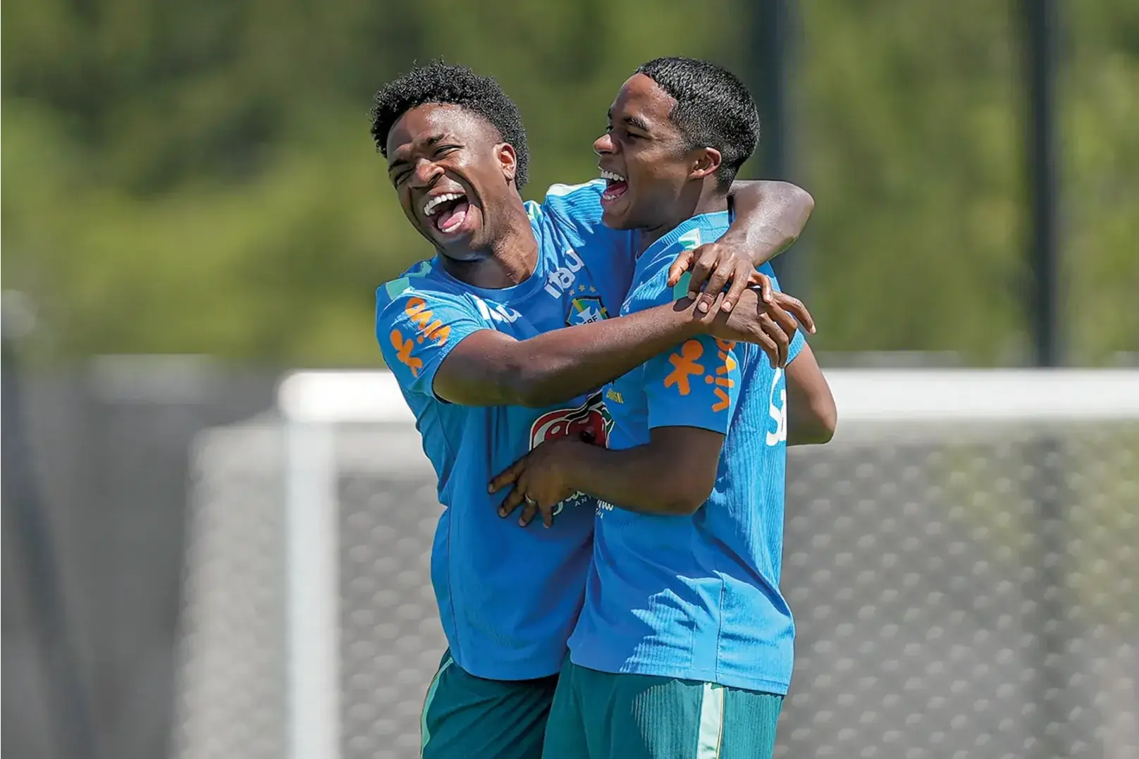 Vinicius Junior e Endrick durante treino da Seleção, que ainda tem dúvida sobre a vaga de Lucas Paquetá (Rafael Ribeiro/CBF)