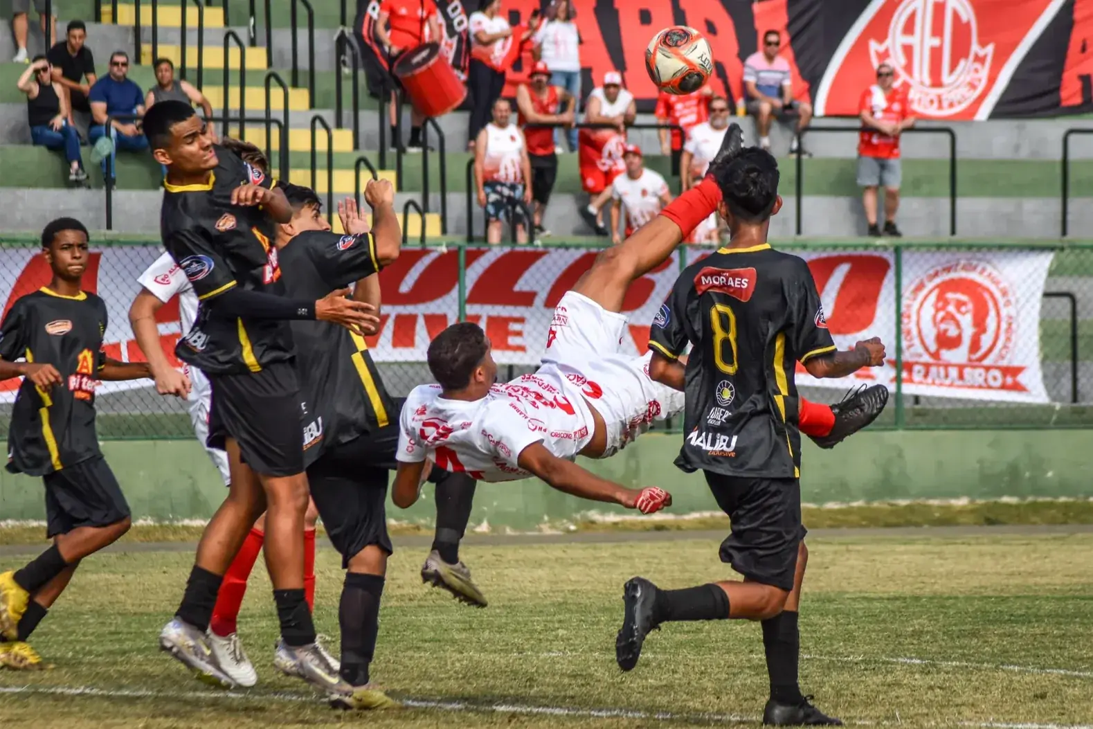 Jogador do América tenta bicicleta contra o Paulinense (Fran Zanini/América FC)