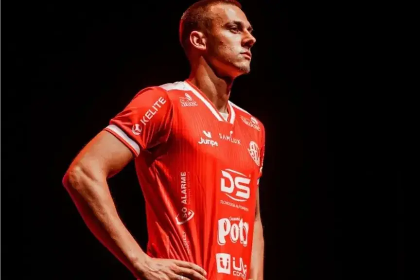 Zagueiro Zé Luiz apresenta o uniforme de jogo número 1 do América (Foto: Sarah Prado)