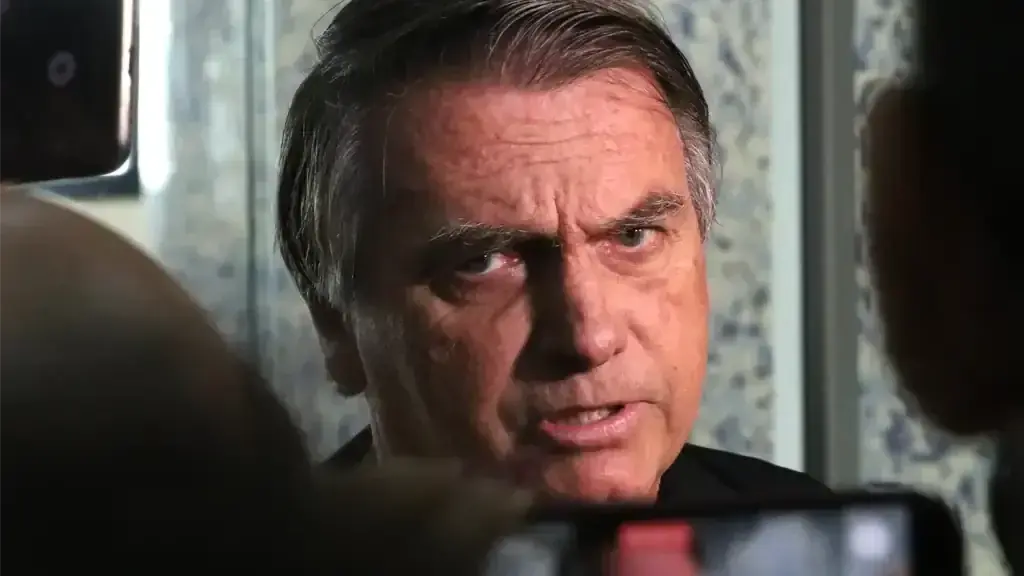 Bolsonaro diz ser 'apaixonado' por Trump e afirma que poderia interceder contra tarifaço