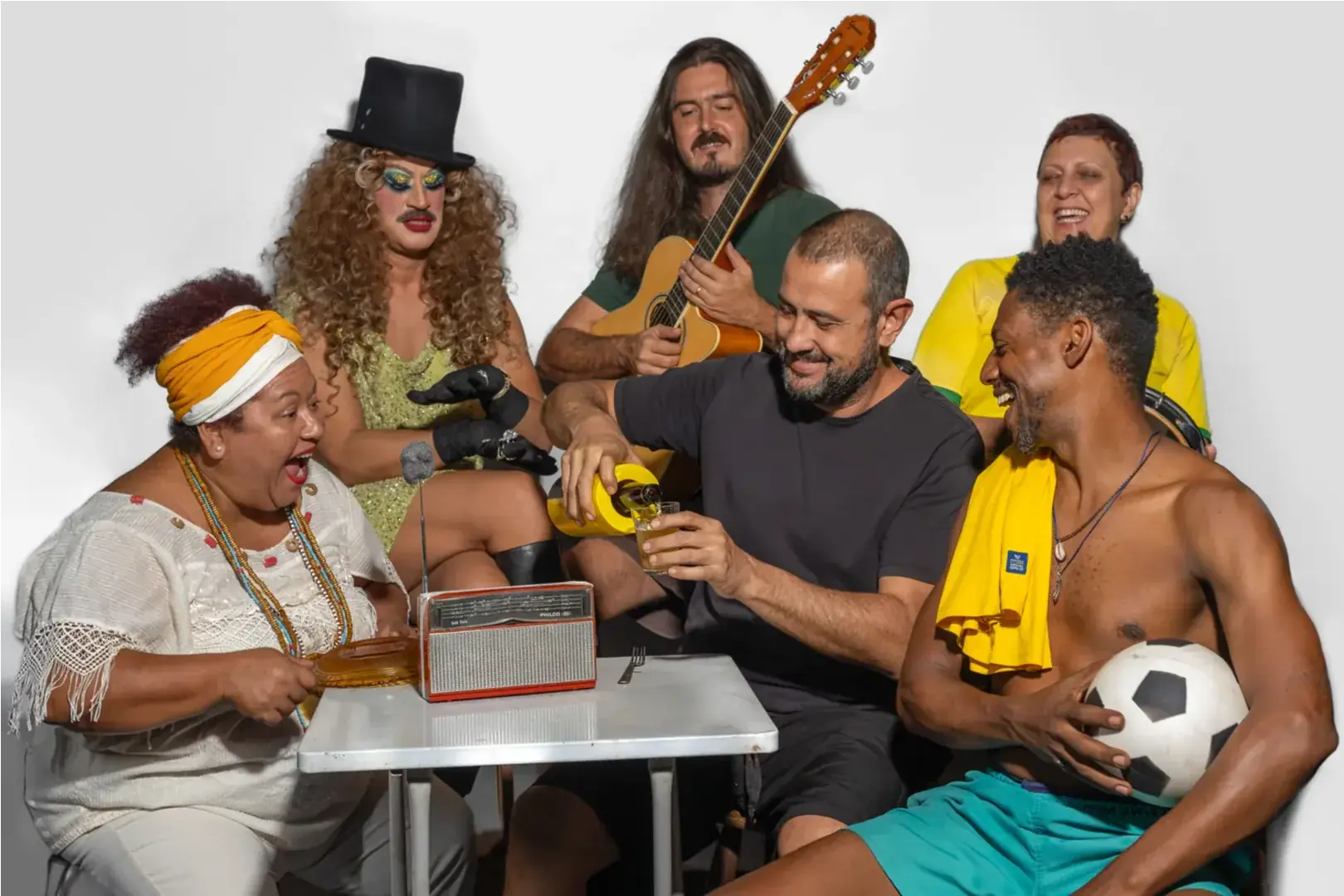 Em "Dribble", artistas cantam, contam histórias e transformam um bar em palco e campo de futebol (Gabe Oliveira/Divulgação)