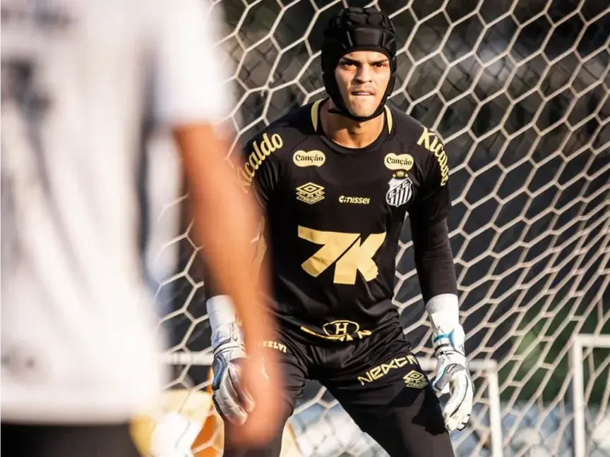 Gabriel Brazão treinou de capacete e deve ser o titular do Peixe contra o São Paulo (Raul Baretta/Santos FC)