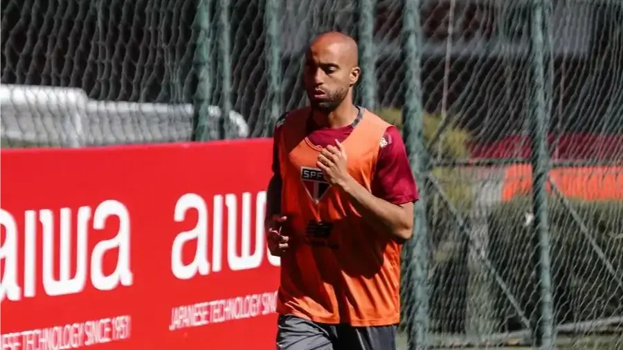 Lucas retomou os trabalhos no gramado, mas está fora do jogo em Caxias (Érico Leonan/São Paulo FC)