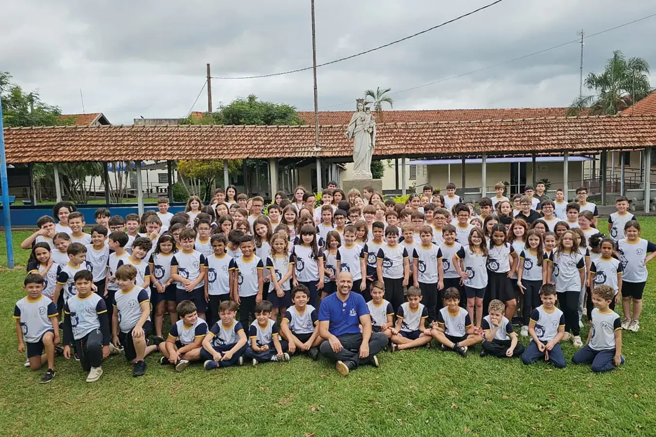 O professor Esdras Nunes com alunos do Colégio Dom Bosco protagonistas do álbum “Jardim de Canções”, que transformou salas de aula em estúdios e levou (Divulgação)
