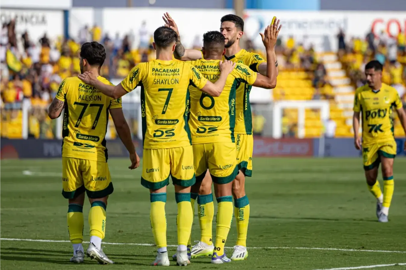 Jogadores do Leão comemoram o gol de Reinaldo, que abriu o marcador no Maião (João Pinheiro/Mirassol FC)
