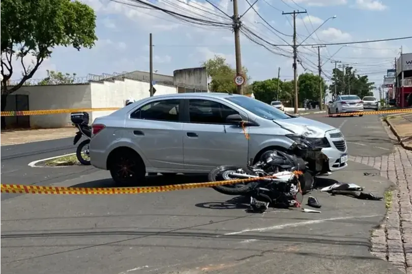 Motociclista é internado em estado grave após colisão em Rio Preto
