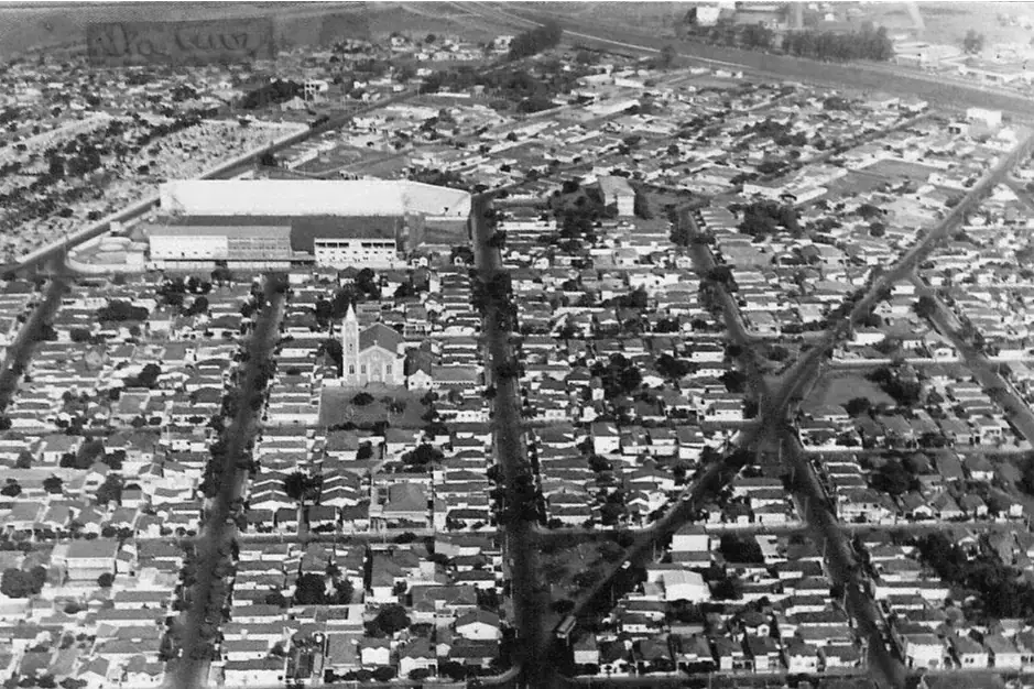 Vista Aérea Vila Santa Cruz, com a Praça Monsenhor Gregório Nafria - Anos 70 (Jaime Colagiovanni)