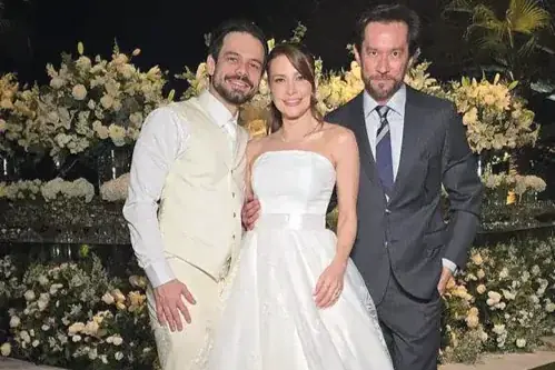 O arquiteto e decorador Rodrigo Hatano com os noivos, Larissa Vieira e Guilherme Moreira, no Villa Conte (Arnaldo Mussi)