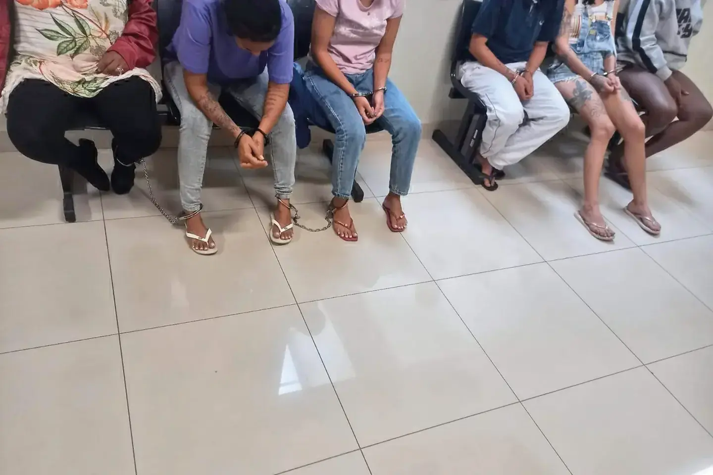 Mulheres suspeitas presas durante a Operação Armagedom (Polícia Civil)