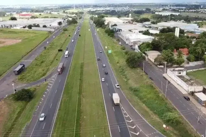 Perseguição entre três carros, com tiroteio, termina em capotamento em Mirassol