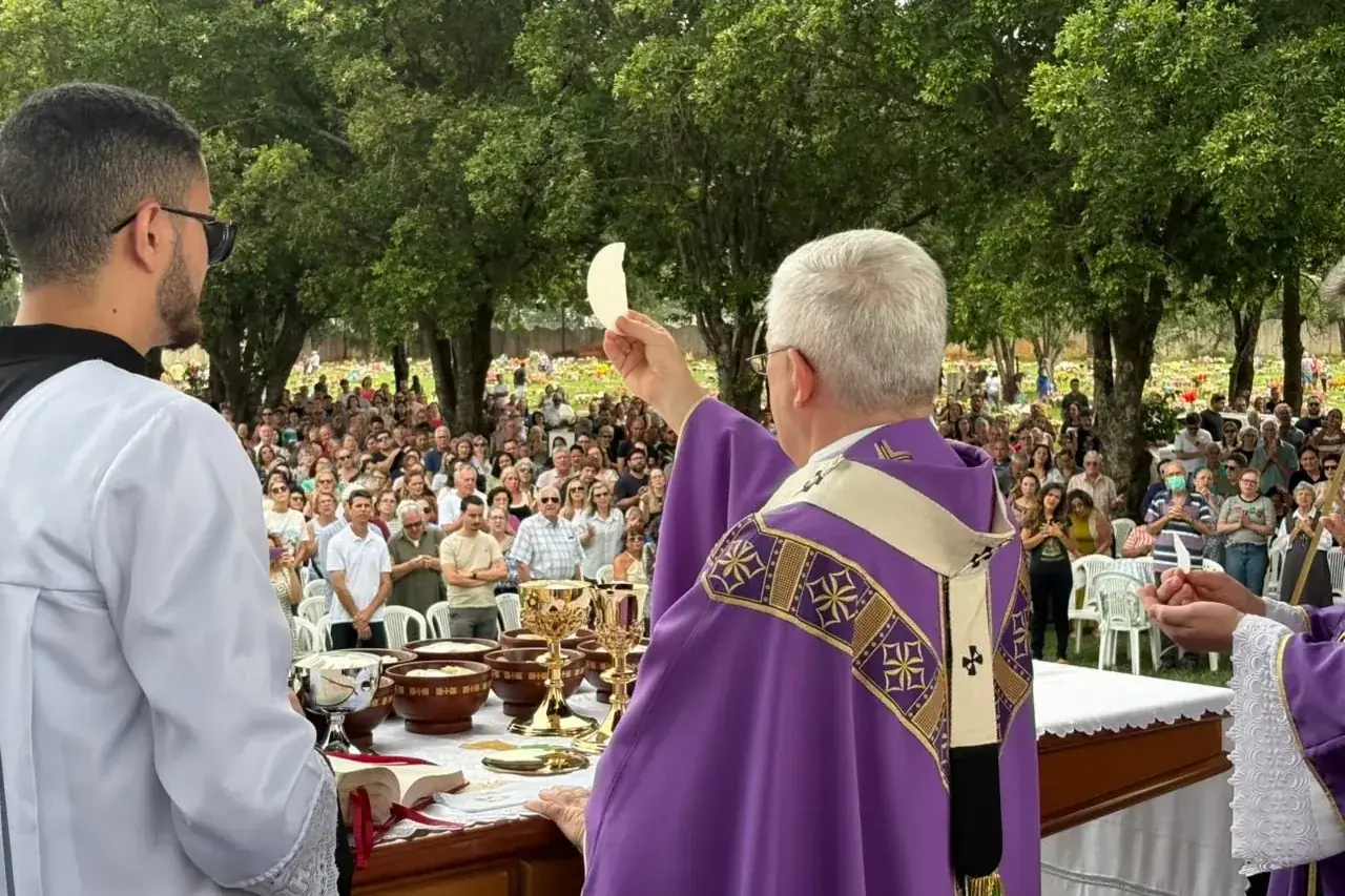 Arcebispo Dom Vilar preside missa de Finados em Rio Preto