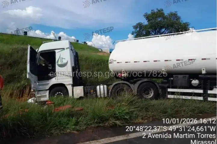 Passageiro de caminhão morre após ser projetado para fora, em Mirassol