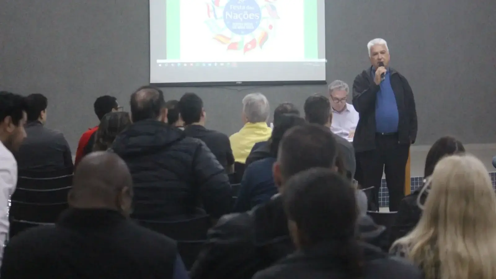 Padre Caputo durante o encontro com representantes de barracas e demais voluntários na prestação de contas da Festa das Nações (Divulgação)
