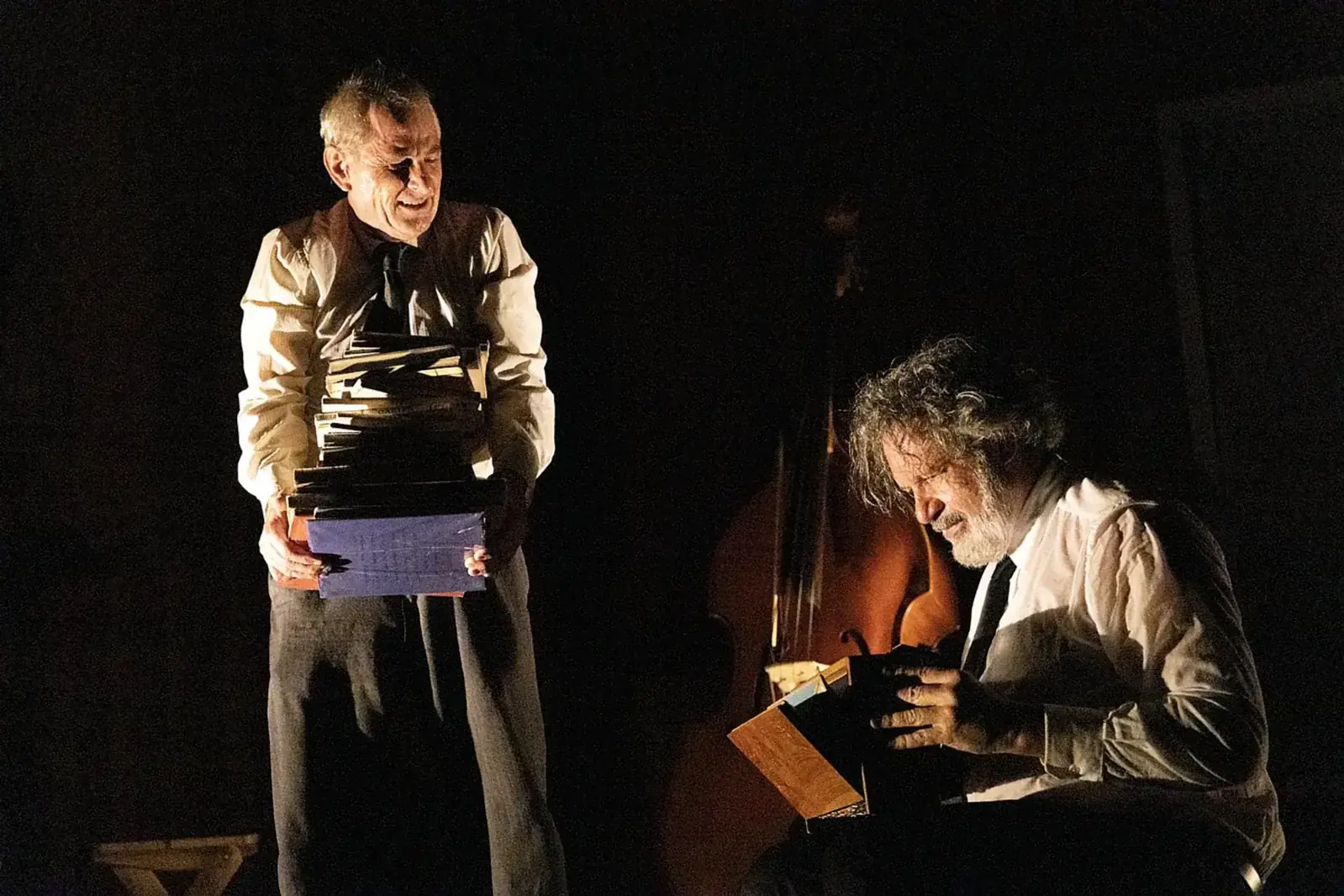 Os atores Ney Piacentini (à esquerda) e Alexandre Rosa durante encenação do espetáculo “Infância” (Divulgação)