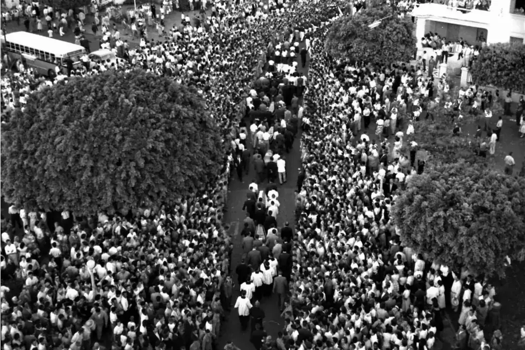 Cortejo dos caixões pela rua Tiradentes- 1960 (Jaime Colagiovanni)