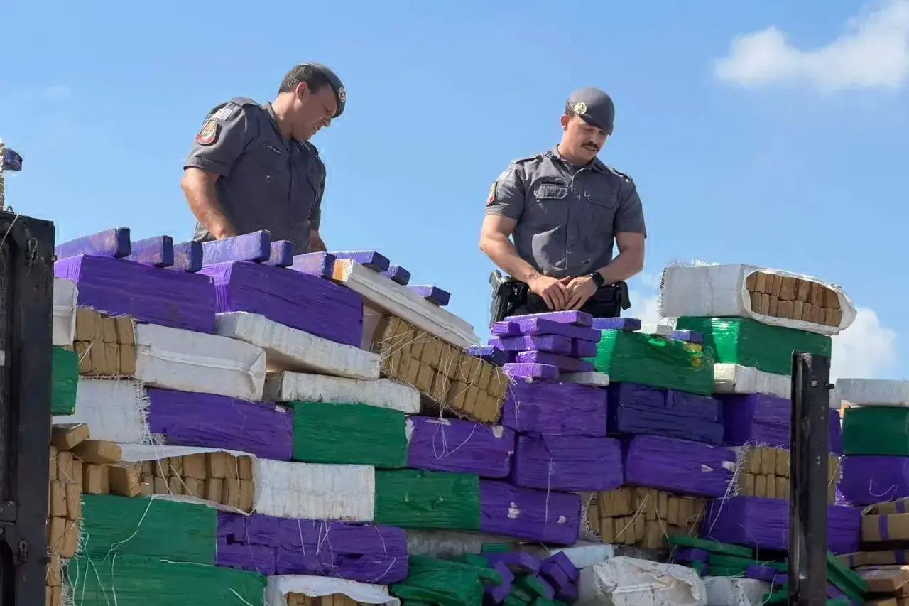 Policiais retiram a carga de maconha da carreta na Polícia Federal de Rio Preto após a apreensão na região de Paulo de Faria (Marco Antonio dos Santos 23/5/2026)