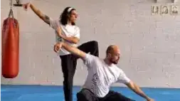Rafael (atrás) e o sifu, termo usado nas artes marciais chinesas para designar o instrutor tradicional, André Castanheira (Divulgação)
