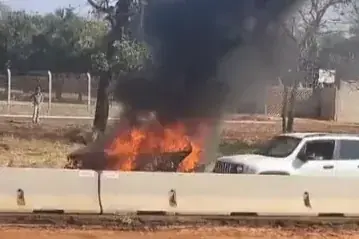 Carro pega fogo na Washington Luís (Marcos Rogerio Firmino / Colaboração)
