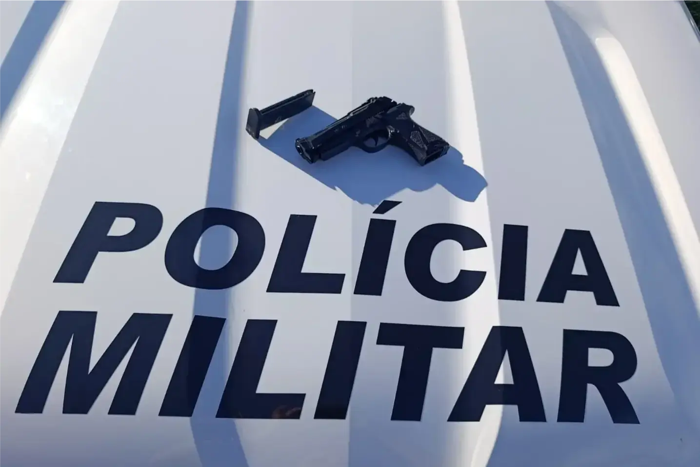 Simulacro de pistola automática é apreendida perto de escola (Polícia Militar)