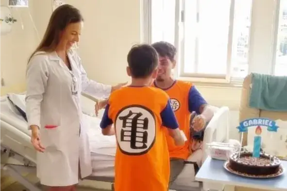 Internado há 50 dias, pai recebe o filho no hospital para comemorar aniversário em Catanduva