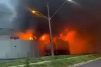 Incêndio em transportadora de Rio Preto danifica 5 caminhões