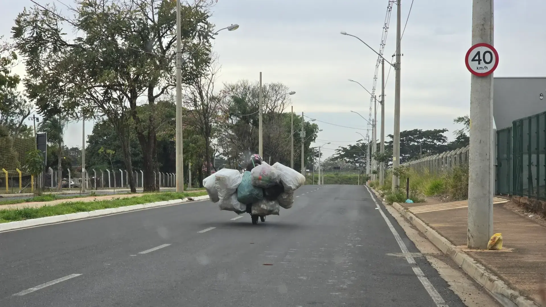 Mulher transportando ao menos 10 sacos de recicláveis em ruas de Rio Preto (Edvaldo Santos 5/8/2025)
