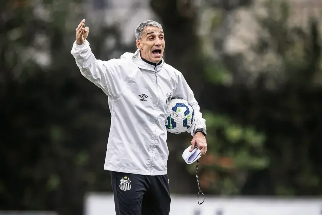 Juan Pablo Vojvoda é o novo técnico do Santos e estreia neste domingo, 31 (Divulgação/Raul Baretta/Santos)
