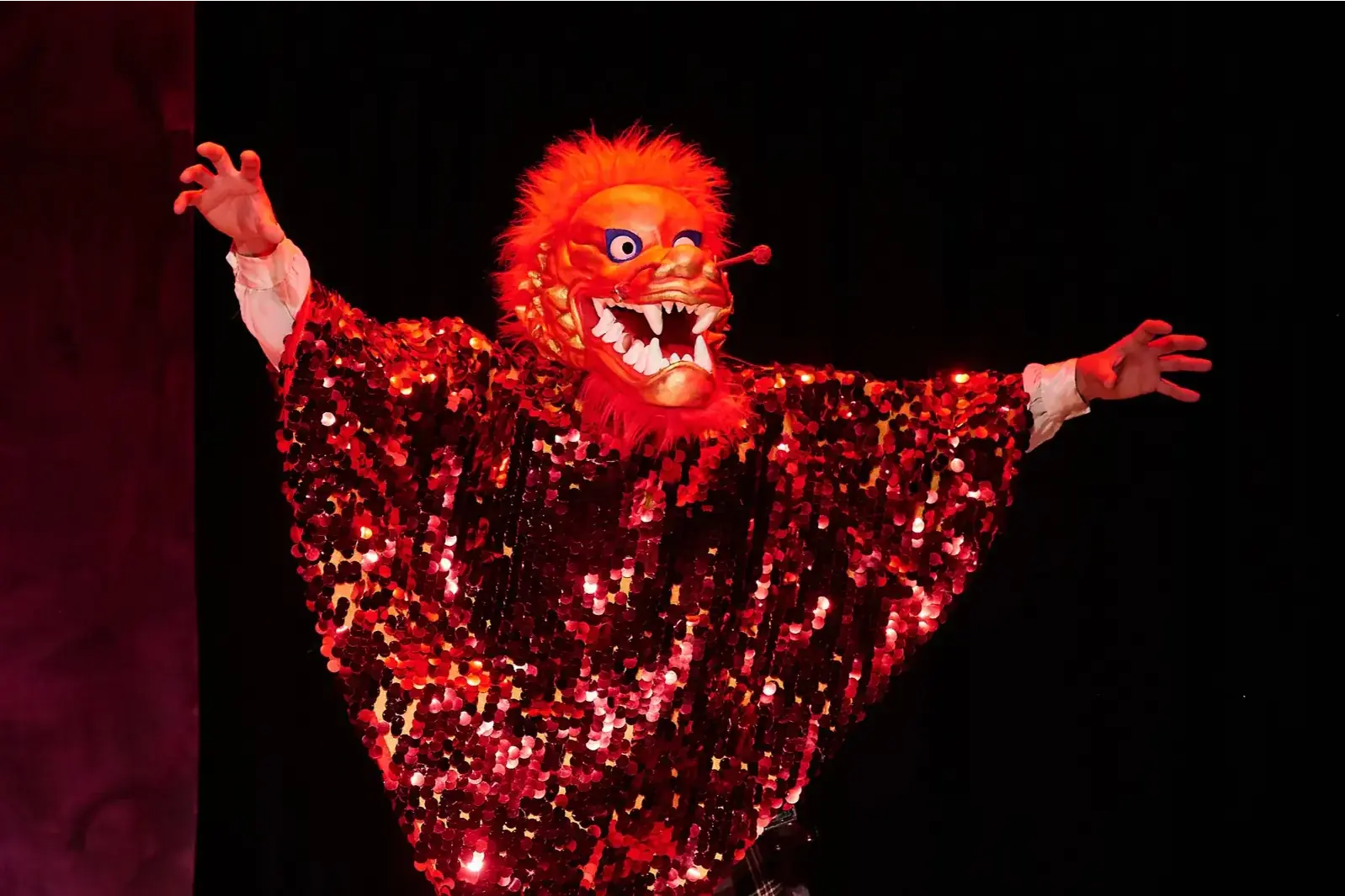 Espetáculo mistura teatro, circo e bonecos em apresentações gratuitas em escolas e comunidades (Paulo Barbuto/Divulgação)