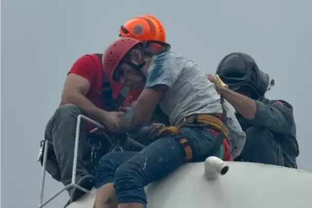 Bombeiros usam rapel para resgatar pintor dentro de caixa d’água em Rio Preto