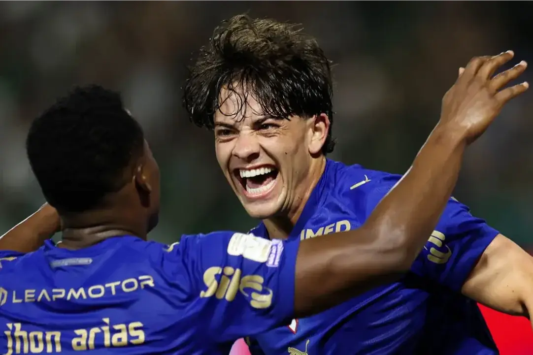 Palmeiras vence Bragantino e assume liderança do Brasileirão