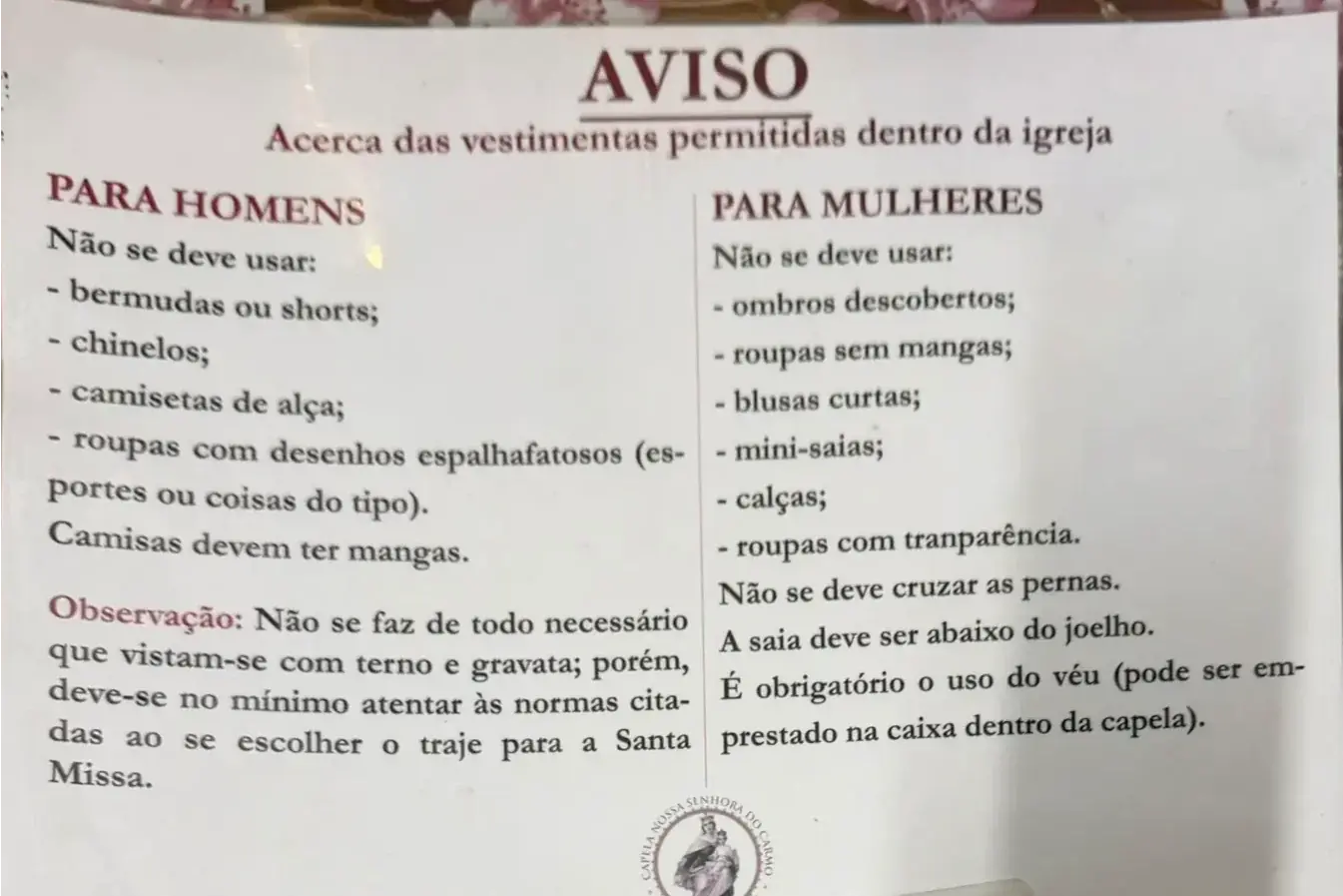 Aviso na capela orienta os fiéis sobre as roupas que homens e mulheres devem utilizar (Marco Antonio dos Santos 17/7/2026)