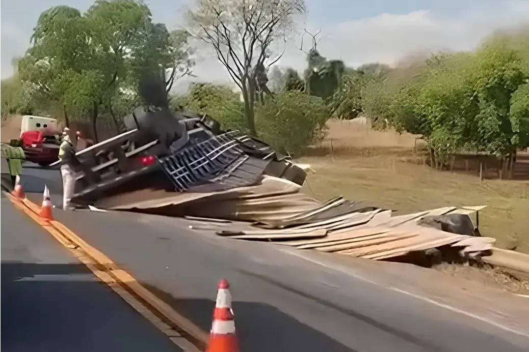 Caminhoneiro morre em tombamento na BR-153, em Nova Granada