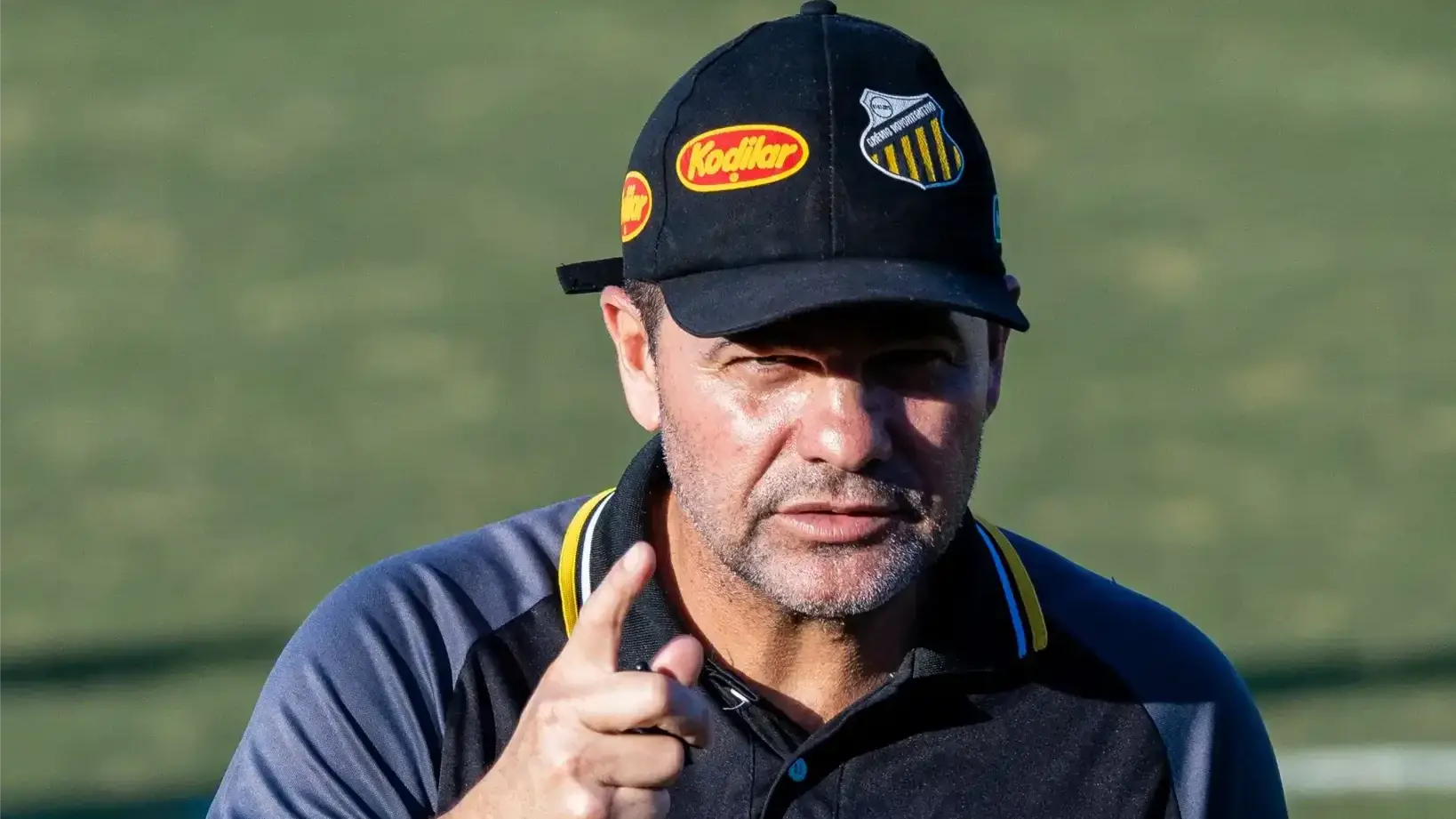 Técnico Umberto Louzer dá instruções ao elenco durante treinamento (Divulgação/Novorizontino)