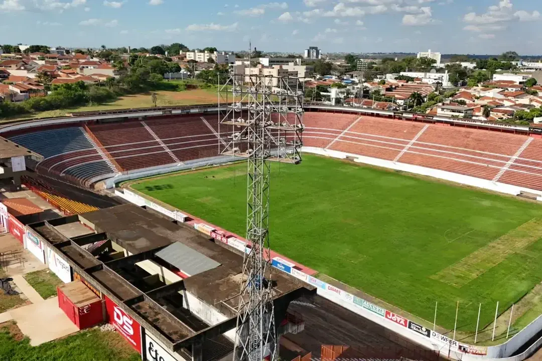 América conclui instalação de postes para iluminar Teixeirão