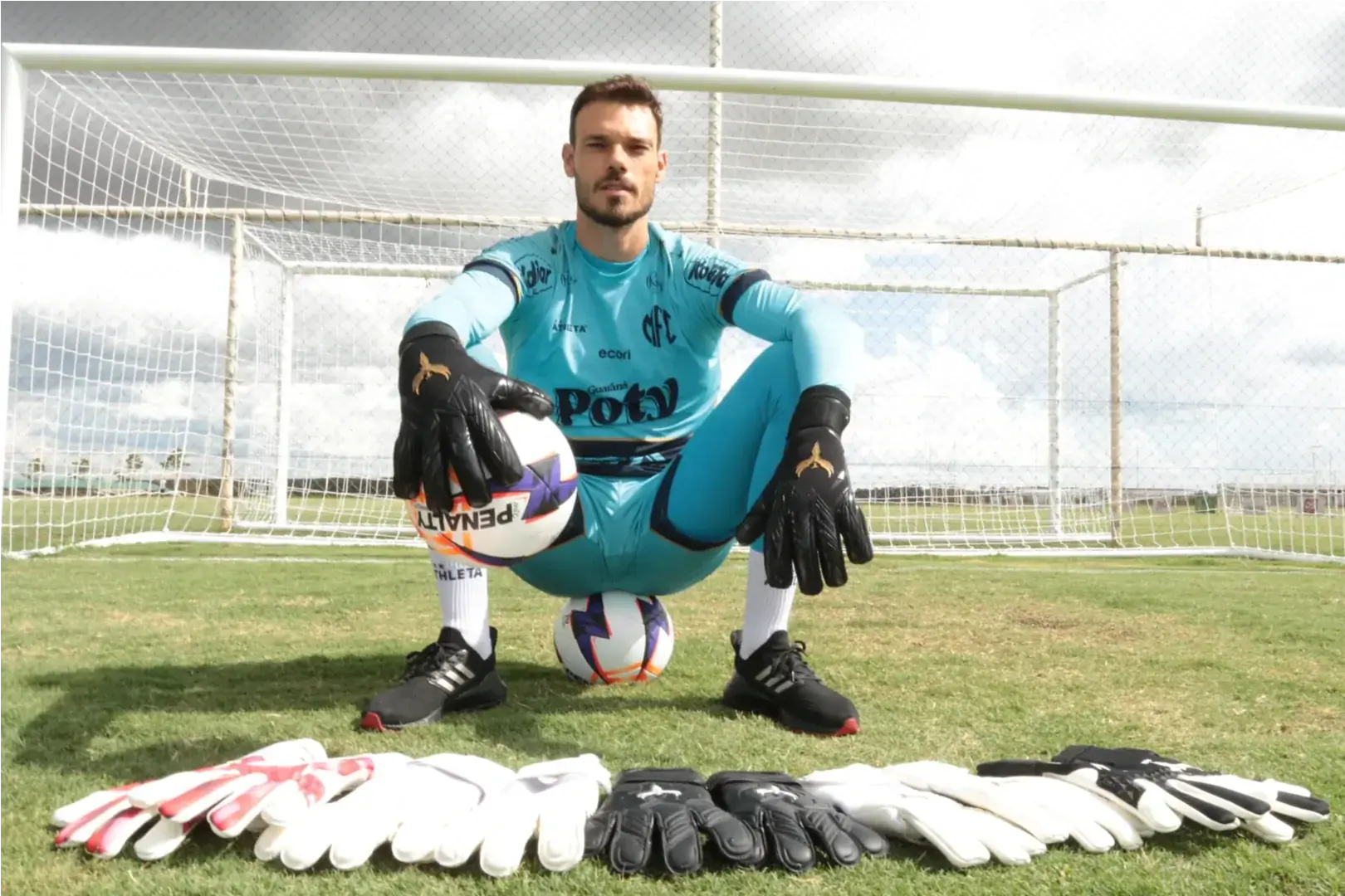 Carlos Thomazella, goleiro do Mirassol, tem a própria marca de luvas