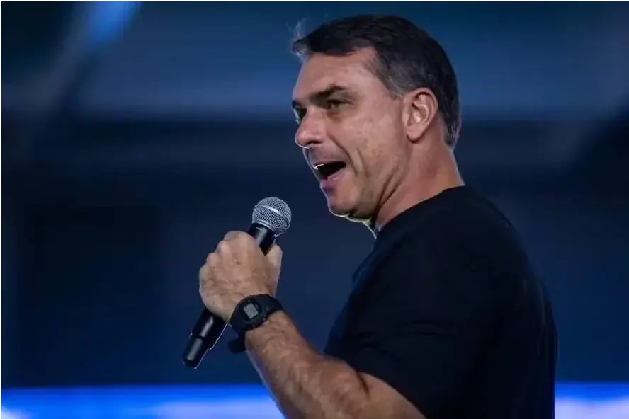 Flávio Bolsonaro tentou contato com Vorcaro antes da prisão